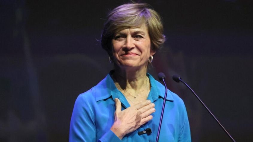 Matthei pasa a la ofensiva y presenta sus primeras 24 medidas en caso de llegar a La Moneda