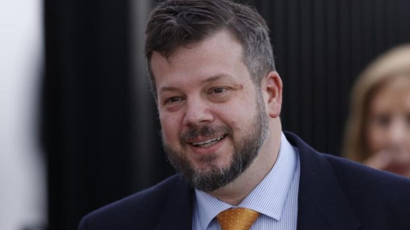 Kaiser lanza su campaña con críticas al Estado